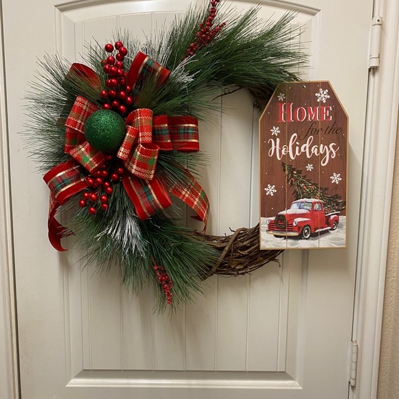 18’ Red, Green & White Christmas Wreath - Picture 4 of 5